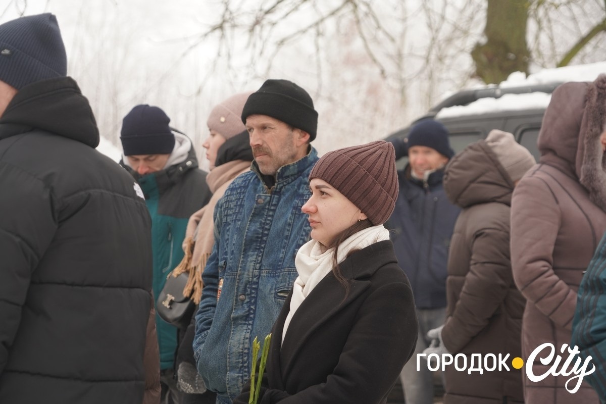 Обірвана молодість. Городоччина попрощалася з молодим Героєм Денисом Мостовим