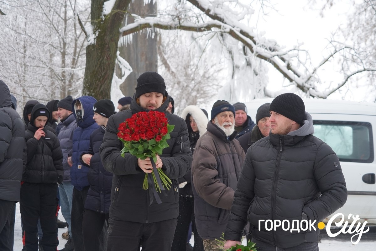 Обірвана молодість. Городоччина попрощалася з молодим Героєм Денисом Мостовим