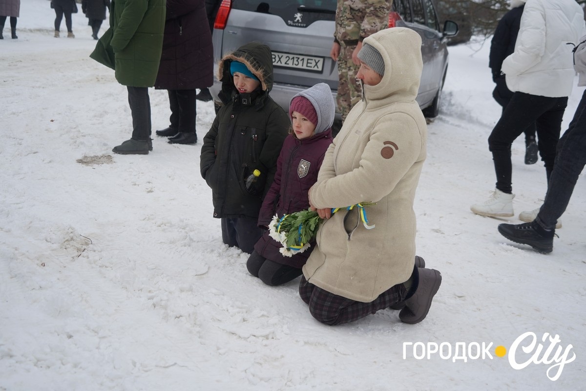 Обірвана молодість. Городоччина попрощалася з молодим Героєм Денисом Мостовим