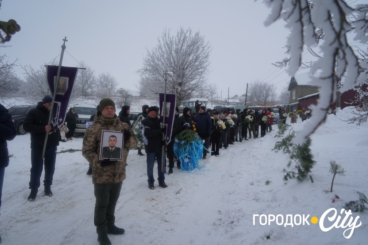 Обірвана молодість. Городоччина попрощалася з молодим Героєм Денисом Мостовим