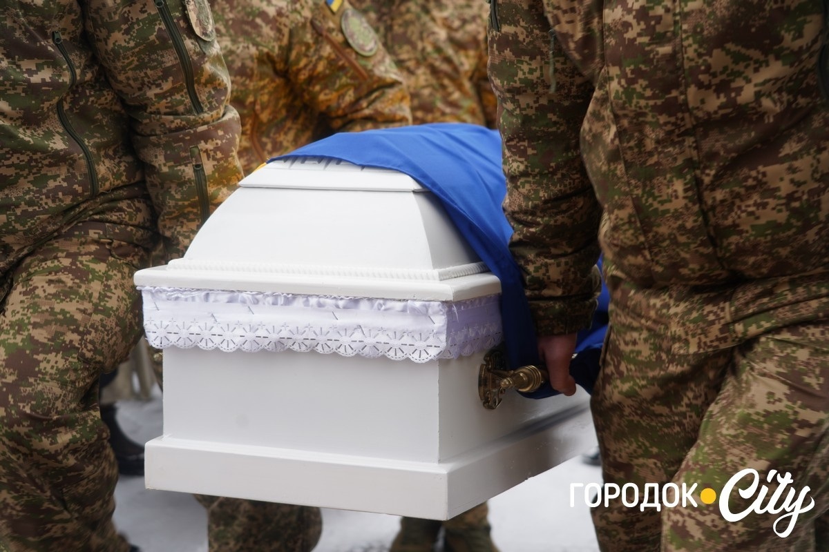 Обірвана молодість. Городоччина попрощалася з молодим Героєм Денисом Мостовим