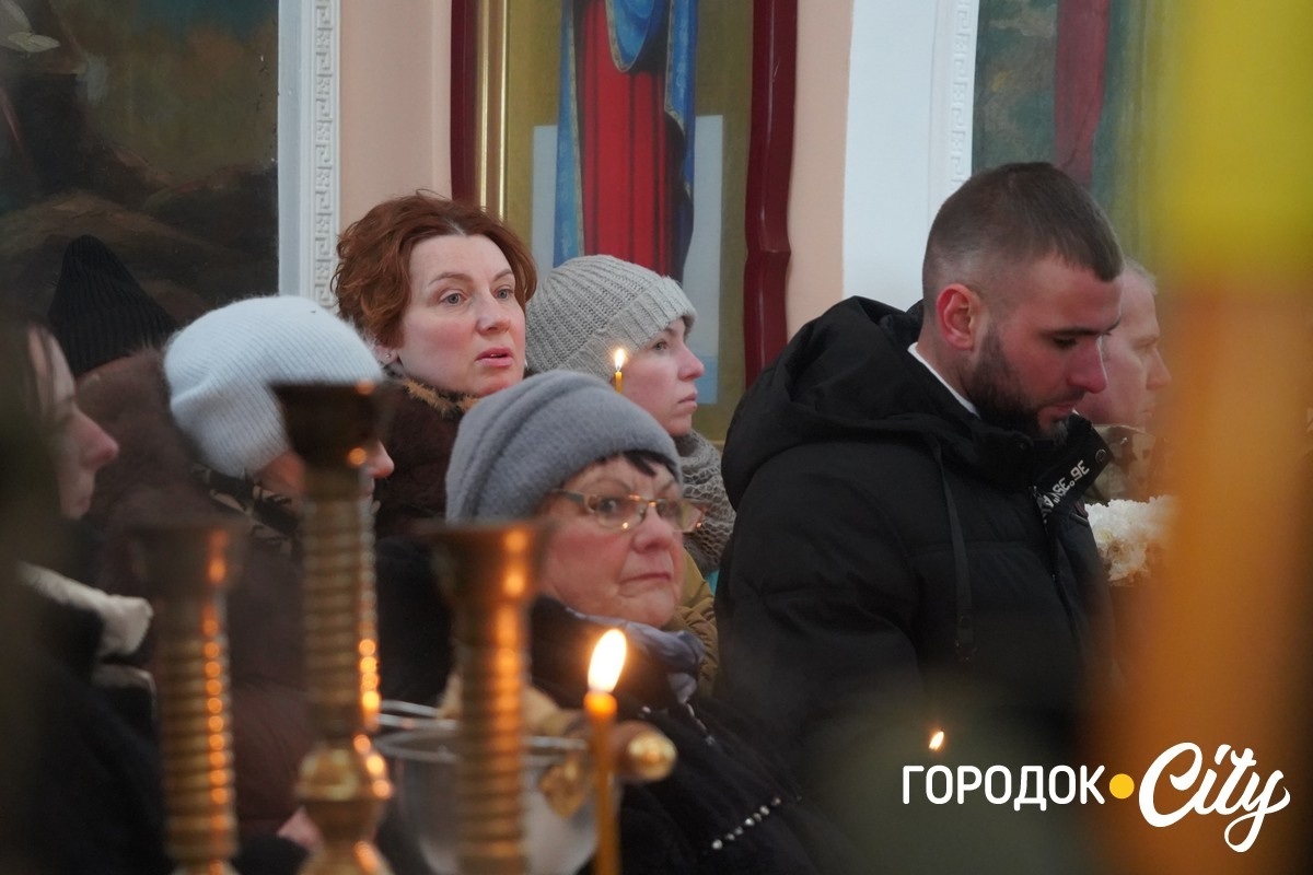 Обірвана молодість. Городоччина попрощалася з молодим Героєм Денисом Мостовим