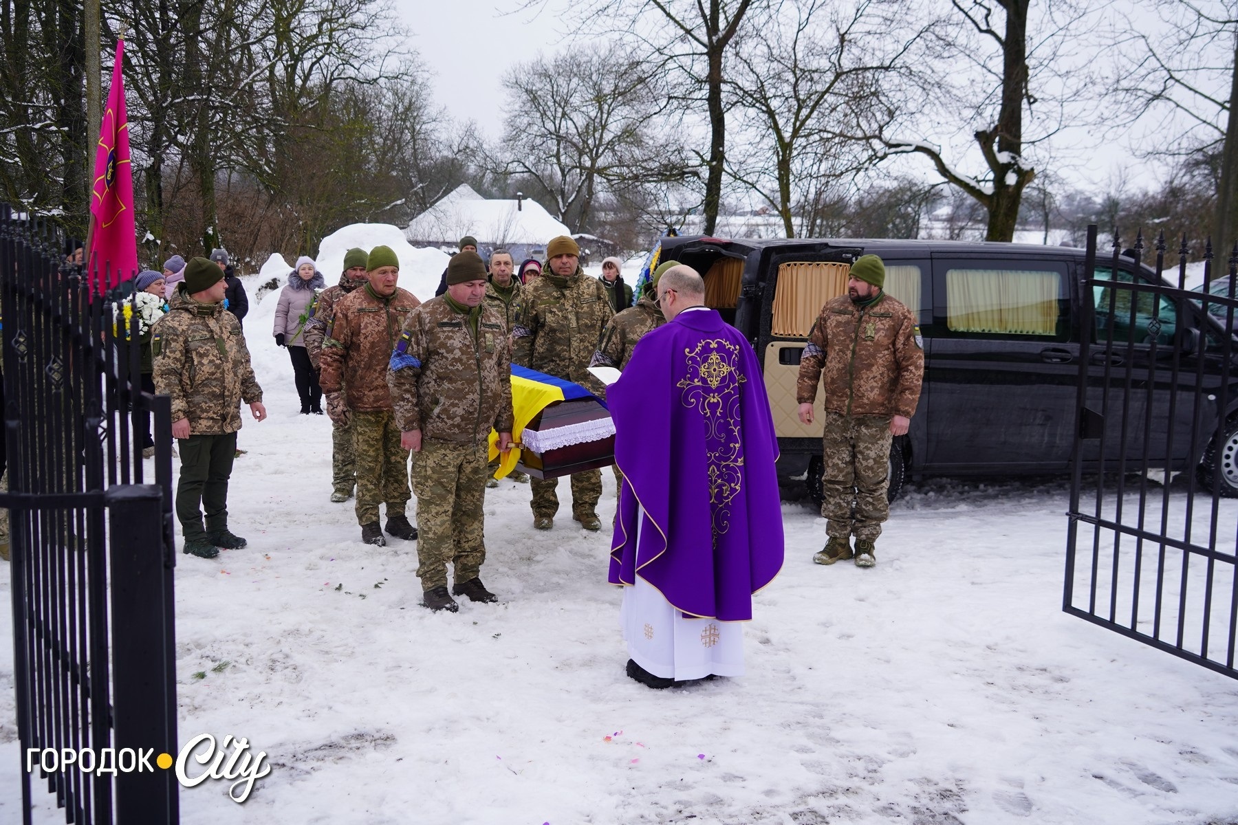 «Дорога була встелена калиною»: Підлісний Олексинець попрощався з Героєм Володимиром Дубовкою