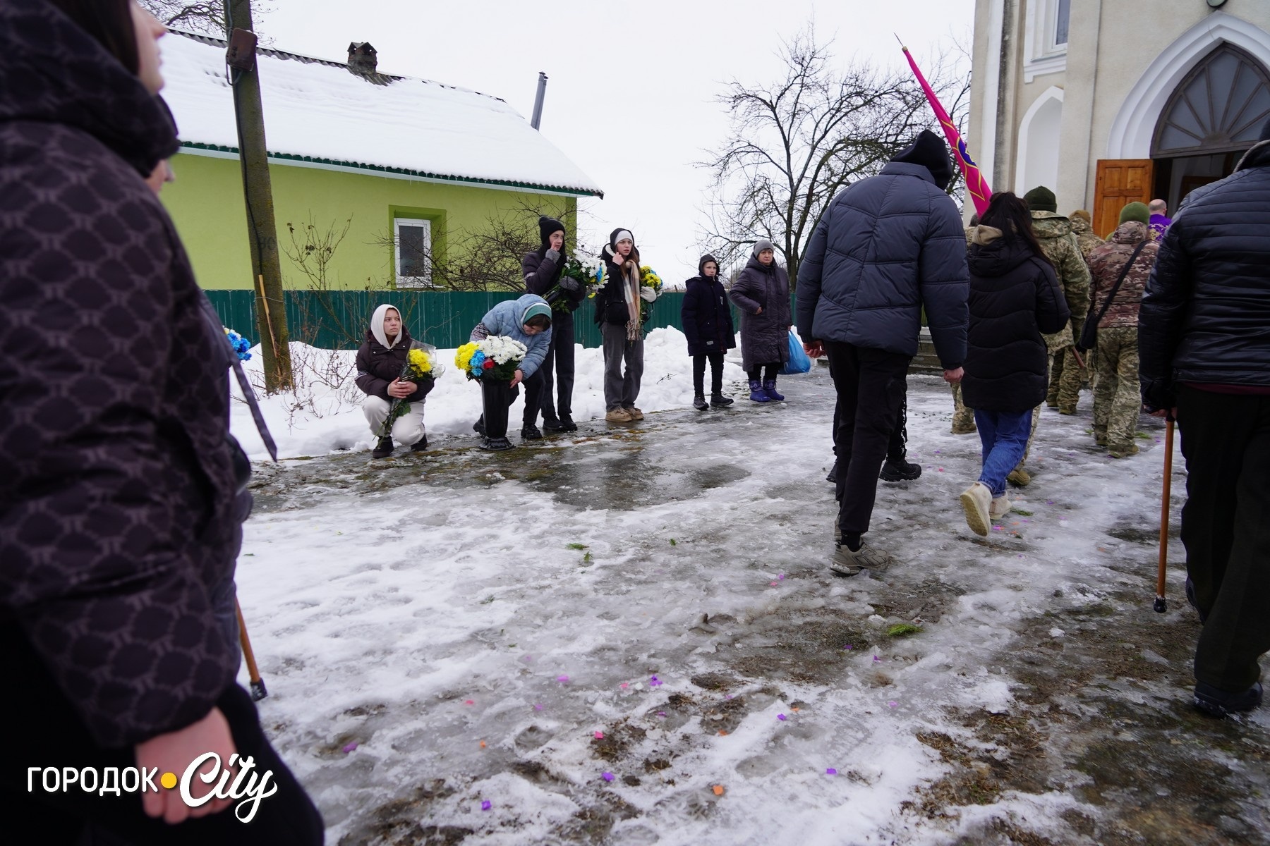 «Дорога була встелена калиною»: Підлісний Олексинець попрощався з Героєм Володимиром Дубовкою