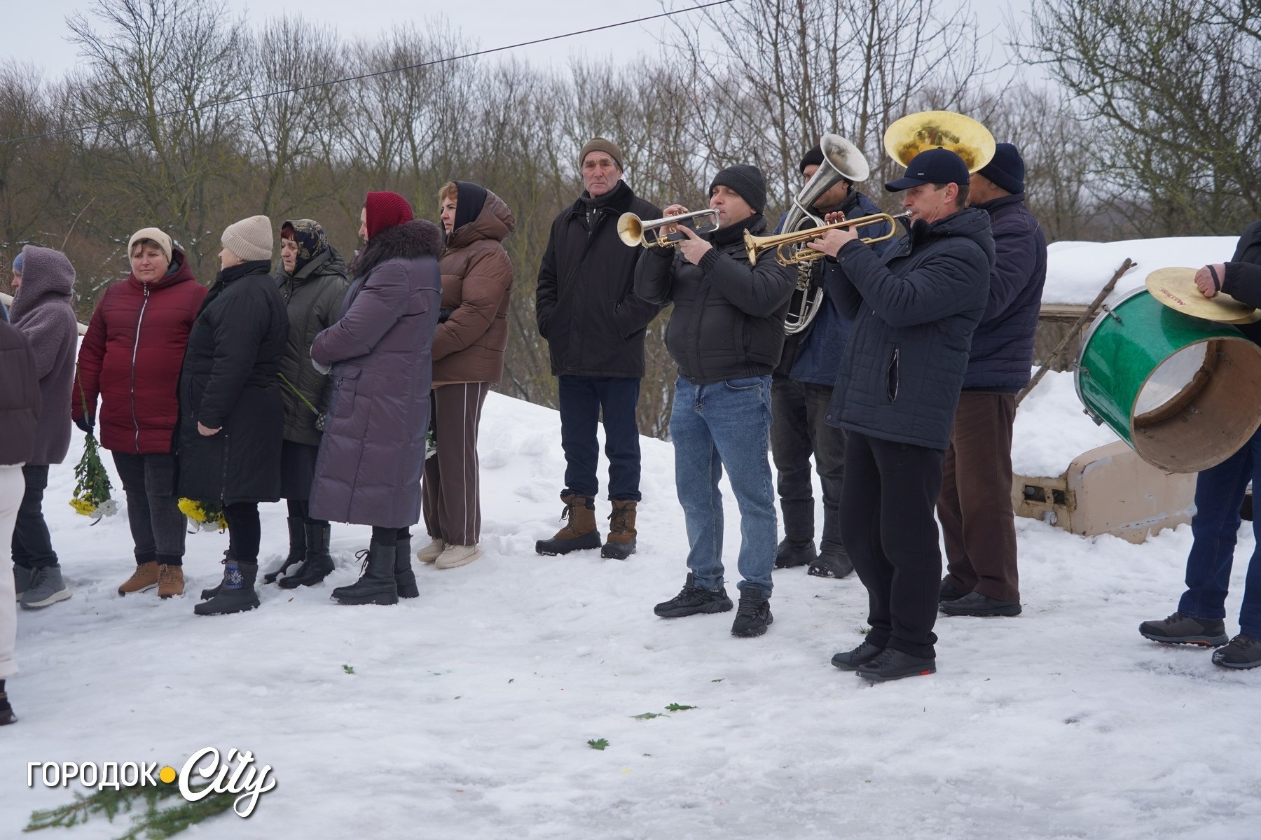 «Дорога була встелена калиною»: Підлісний Олексинець попрощався з Героєм Володимиром Дубовкою