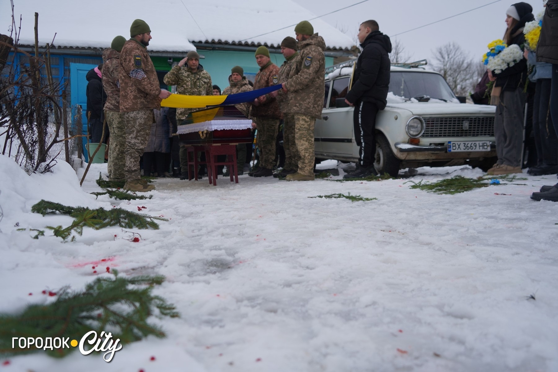 «Дорога була встелена калиною»: Підлісний Олексинець попрощався з Героєм Володимиром Дубовкою