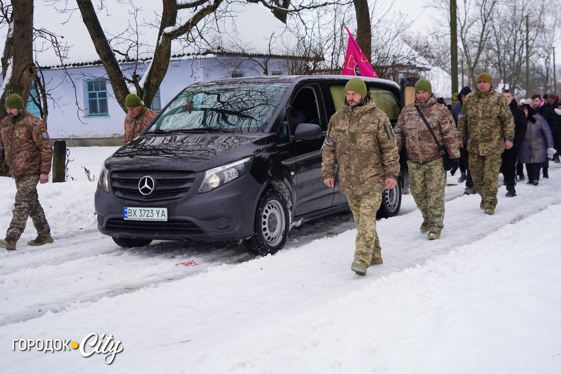 «Дорога була встелена калиною»: Підлісний Олексинець попрощався з Героєм Володимиром Дубовкою