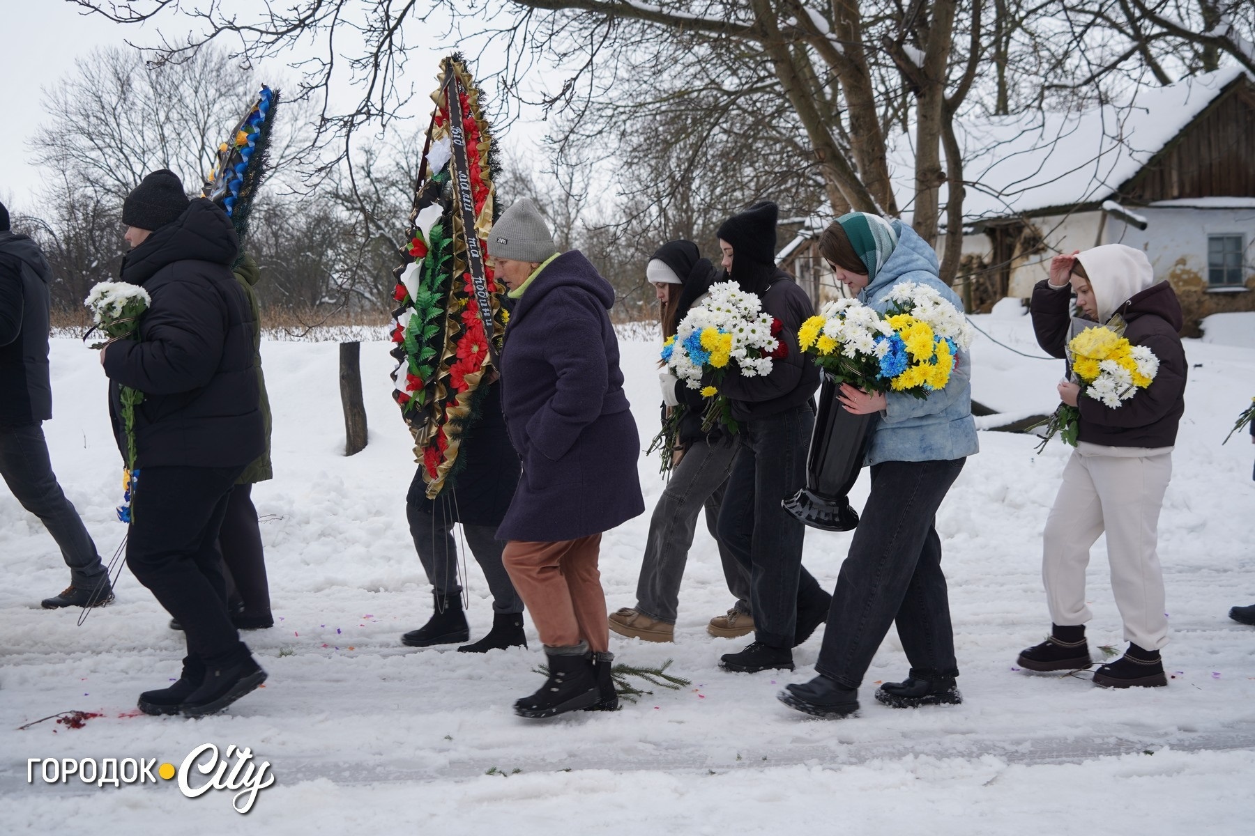 «Дорога була встелена калиною»: Підлісний Олексинець попрощався з Героєм Володимиром Дубовкою