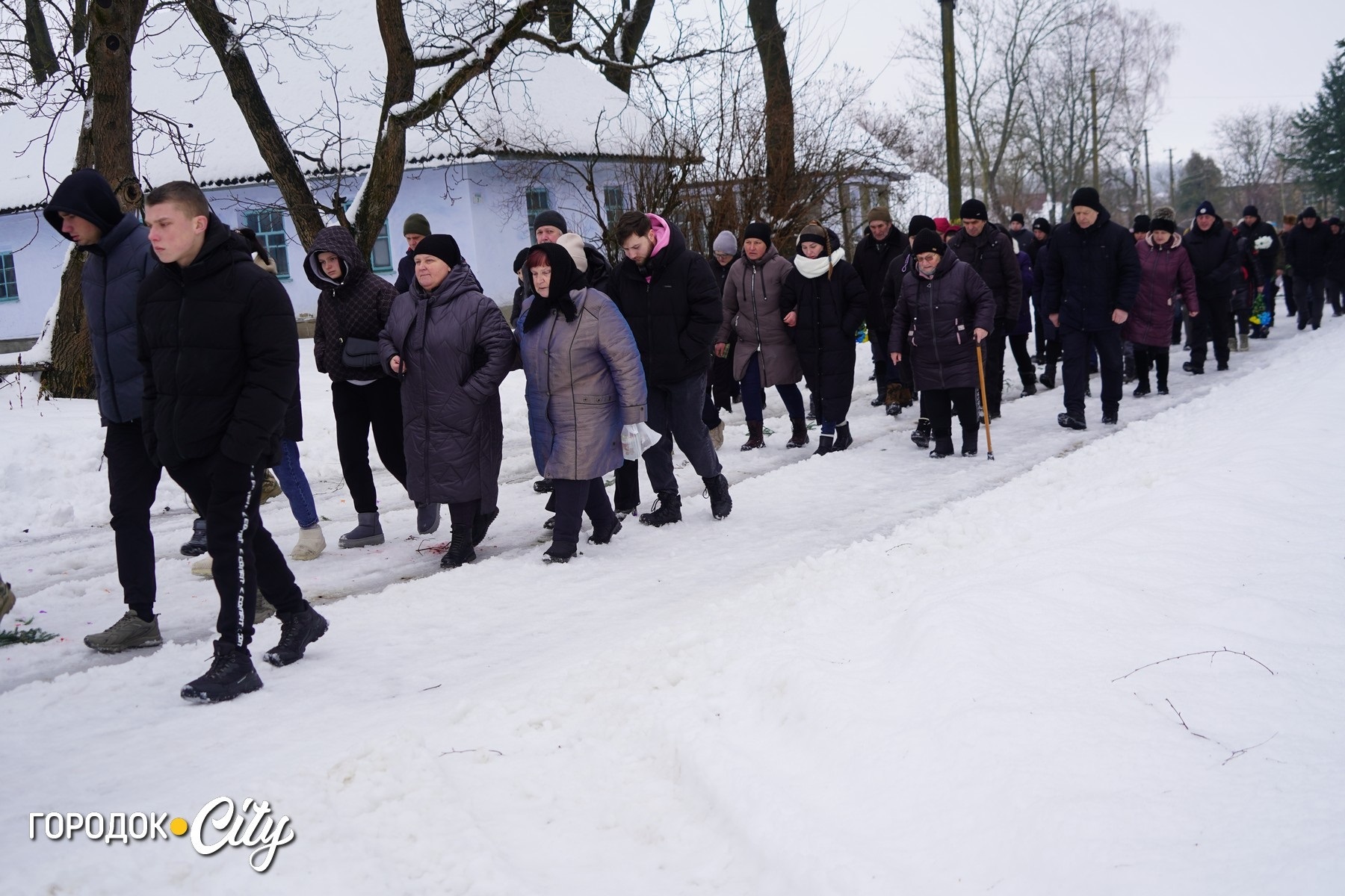 «Дорога була встелена калиною»: Підлісний Олексинець попрощався з Героєм Володимиром Дубовкою