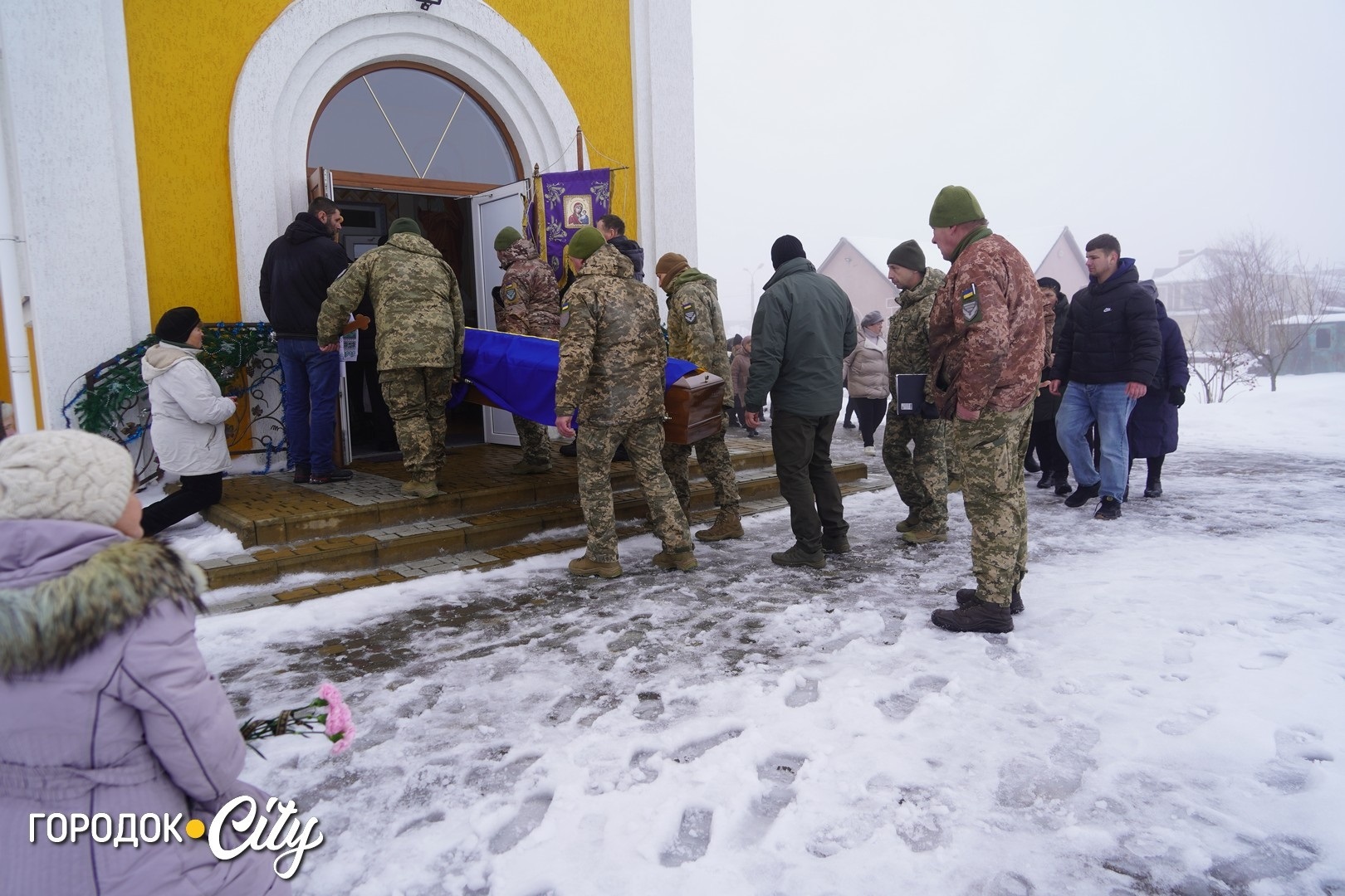 «Була заплакана, ніби відчувала біду»: Городок попрощався з воїном і комунальником Олегом Гриськовим