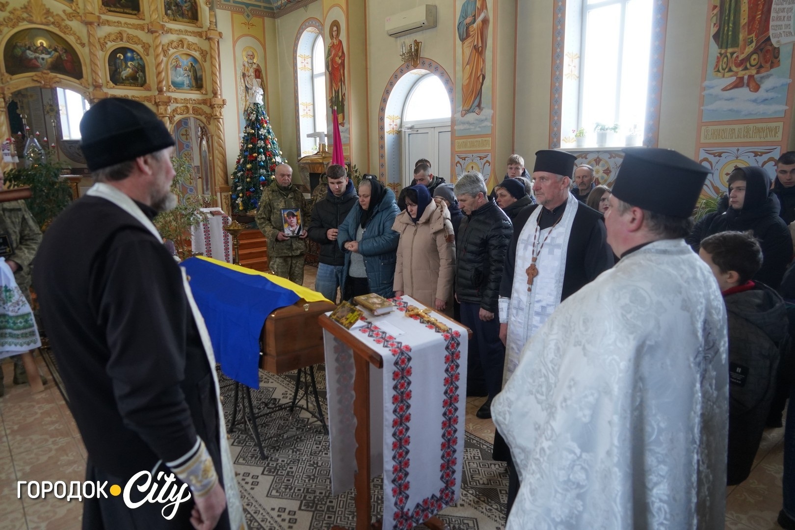 «Була заплакана, ніби відчувала біду»: Городок попрощався з воїном і комунальником Олегом Гриськовим