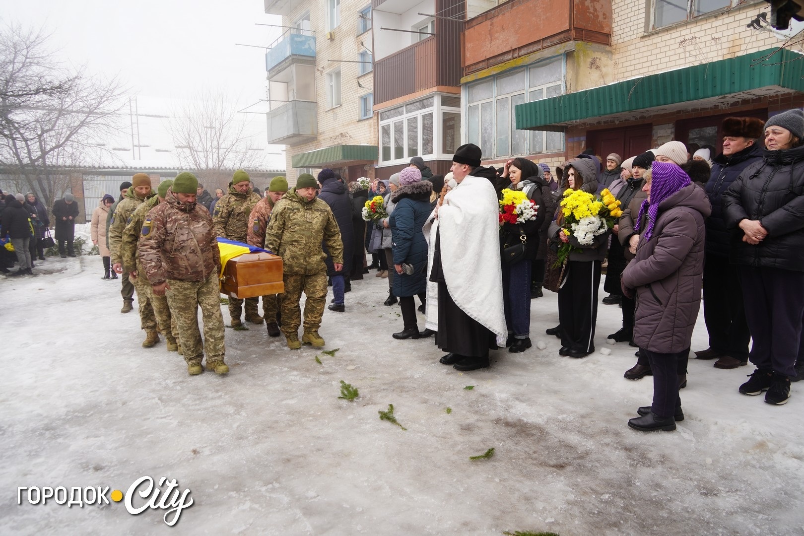 «Була заплакана, ніби відчувала біду»: Городок попрощався з воїном і комунальником Олегом Гриськовим