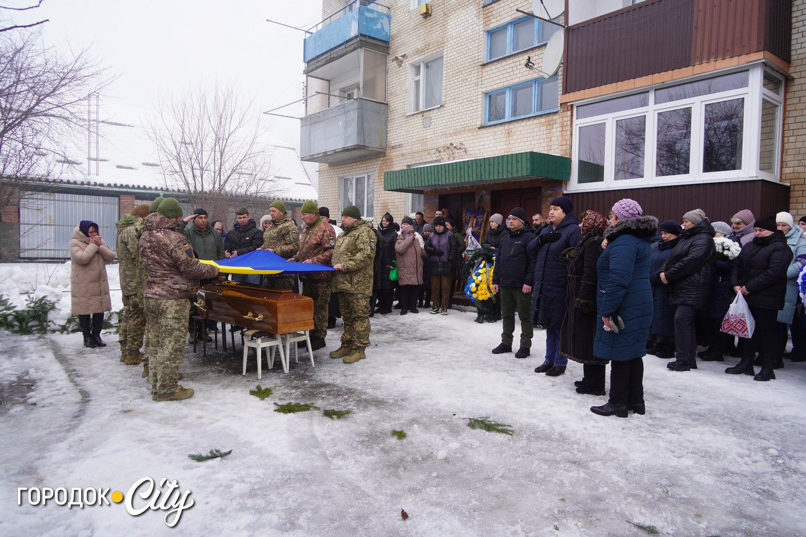 «Була заплакана, ніби відчувала біду»: Городок попрощався з воїном і комунальником Олегом Гриськовим