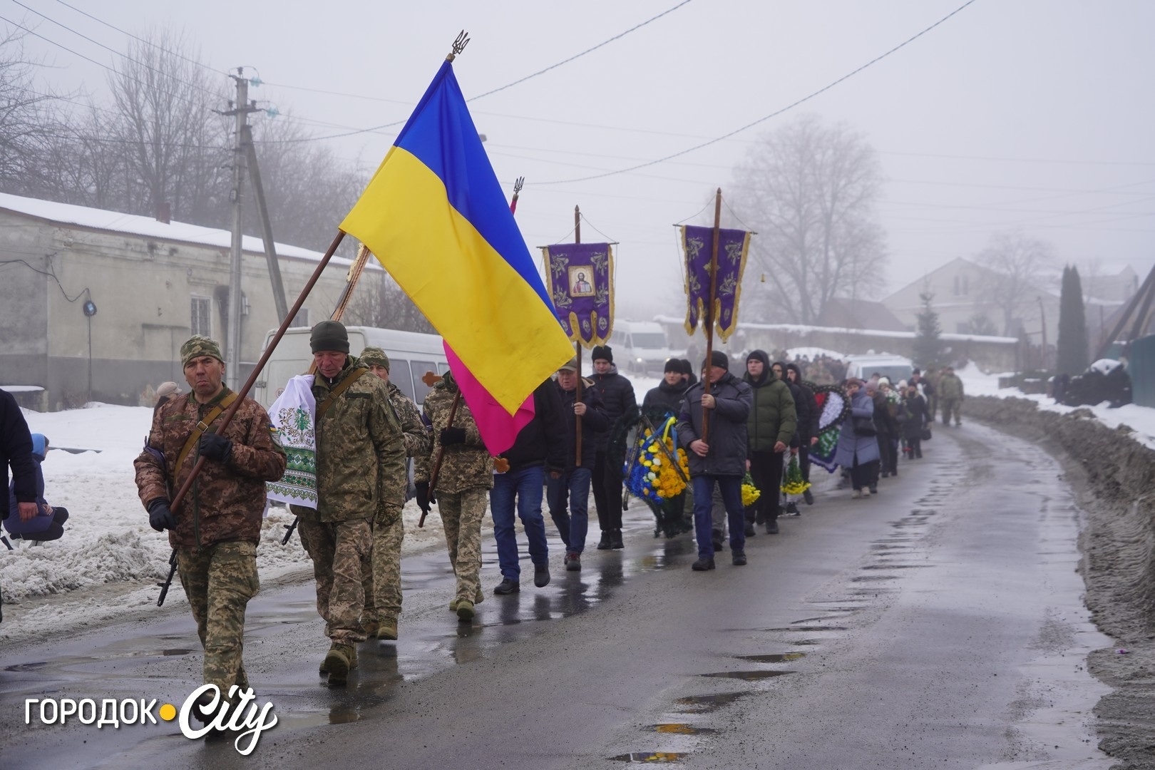 «Була заплакана, ніби відчувала біду»: Городок попрощався з воїном і комунальником Олегом Гриськовим