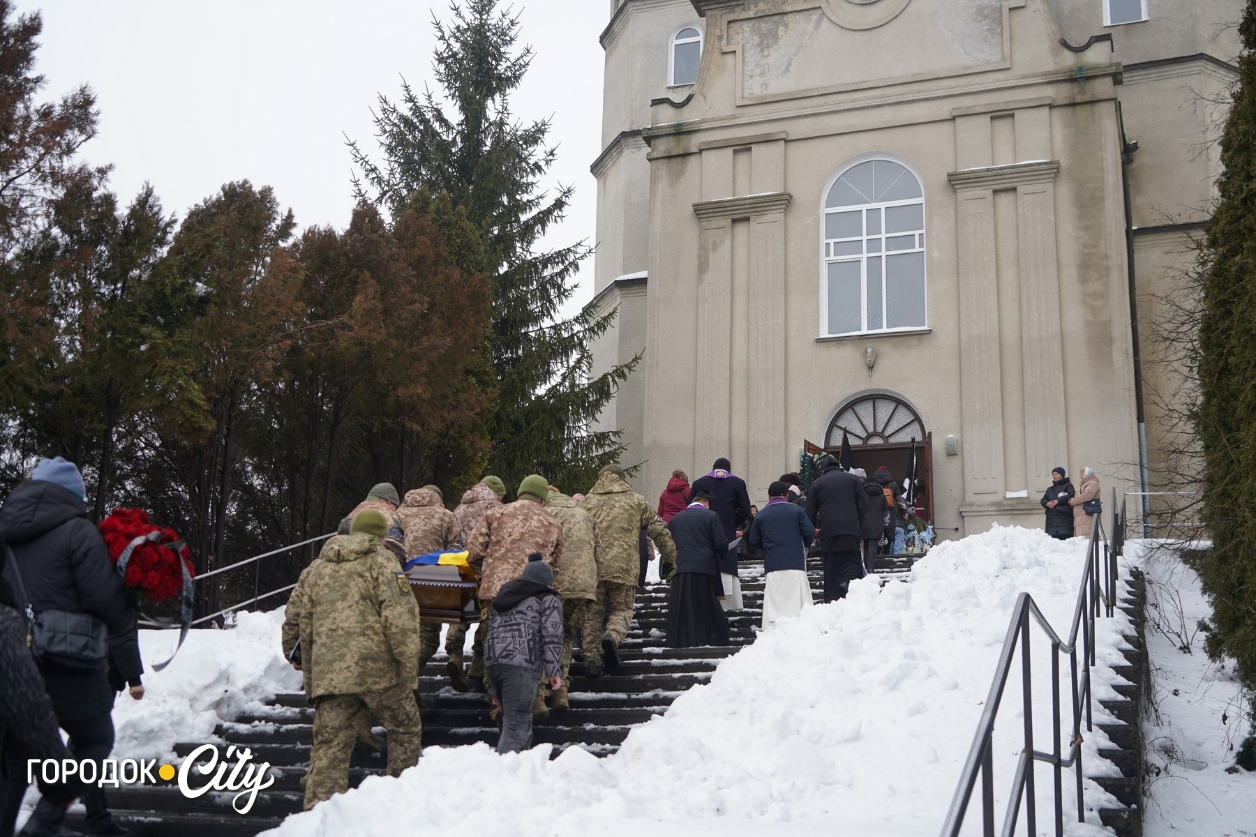 «Не так мали зустрічати…» Сатанів у скорботі попрощався із захисником Володимиром Блажком