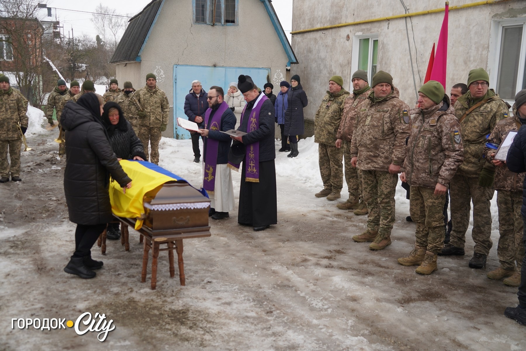 «Не так мали зустрічати…» Сатанів у скорботі попрощався із захисником Володимиром Блажком