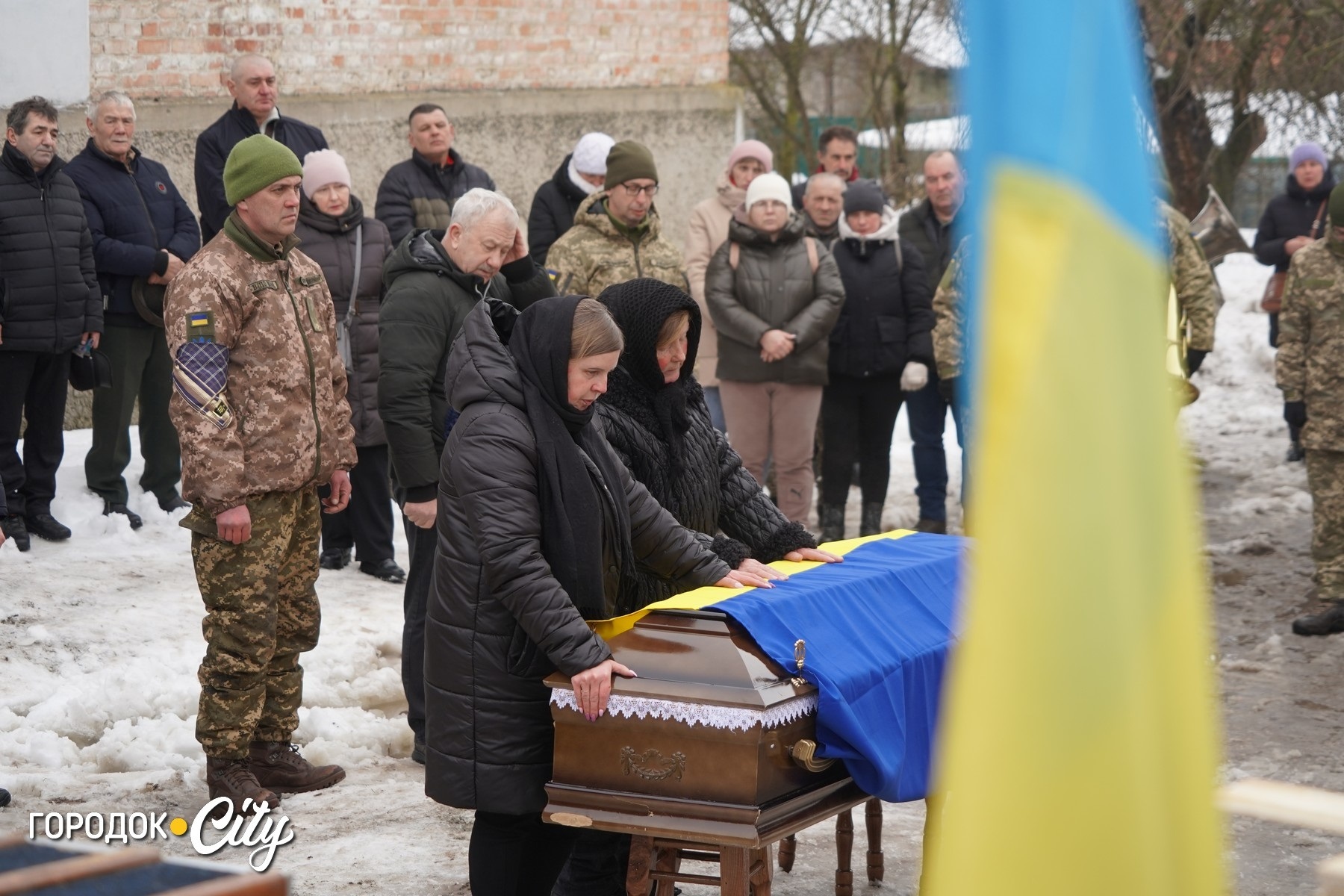 «Не так мали зустрічати…» Сатанів у скорботі попрощався із захисником Володимиром Блажком