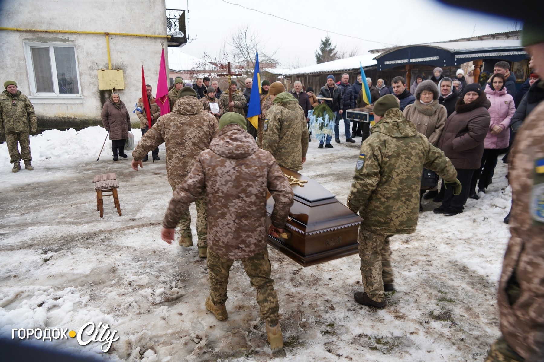 «Не так мали зустрічати…» Сатанів у скорботі попрощався із захисником Володимиром Блажком