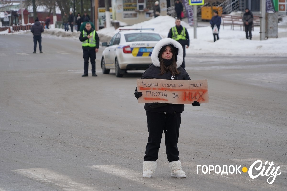 «Наш дім пам’ятає твій голос»: у Городку вшанували памʼять Артема Гончарука