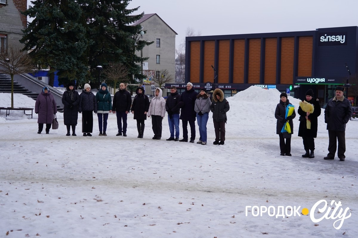«Наш дім пам’ятає твій голос»: у Городку вшанували памʼять Артема Гончарука