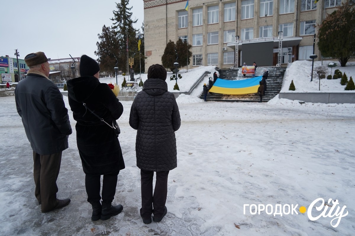 «Наш дім пам’ятає твій голос»: у Городку вшанували памʼять Артема Гончарука
