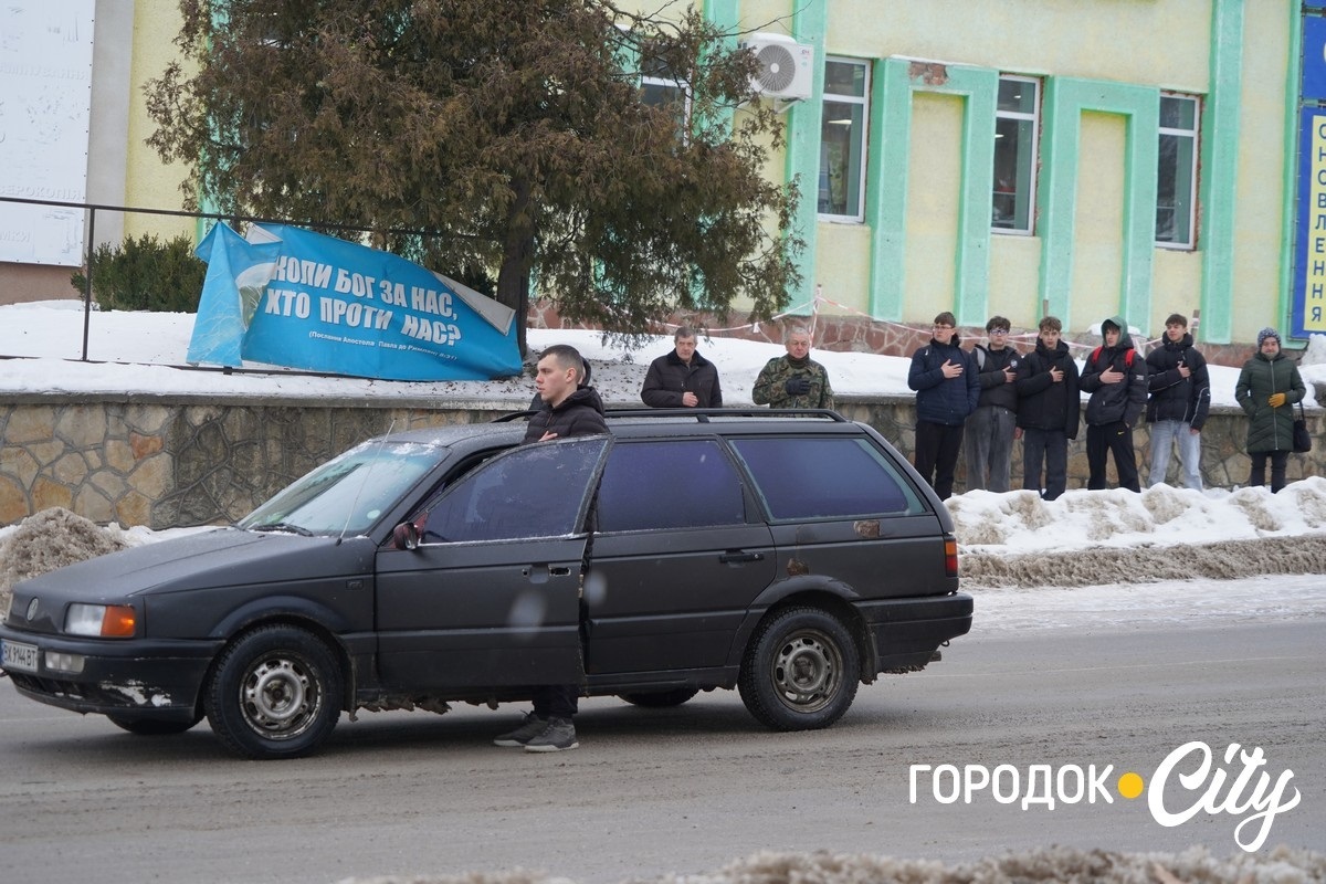 «Наш дім пам’ятає твій голос»: у Городку вшанували памʼять Артема Гончарука