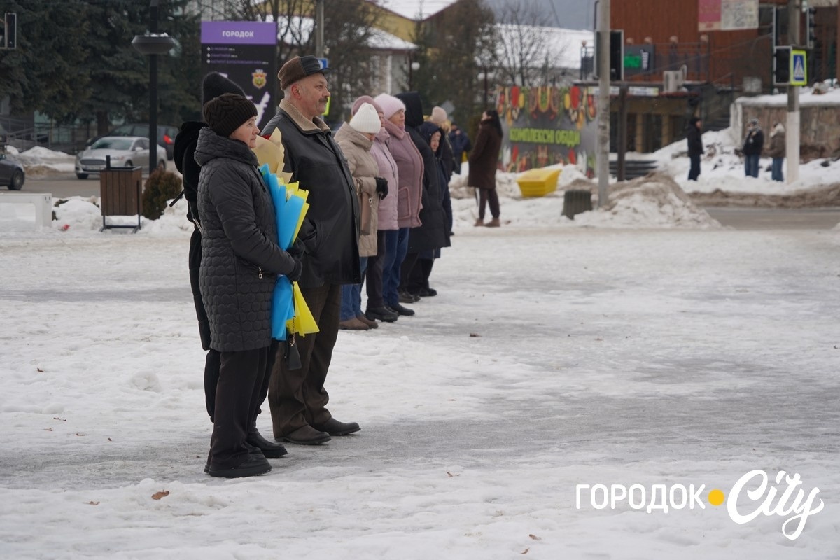 «Наш дім пам’ятає твій голос»: у Городку вшанували памʼять Артема Гончарука