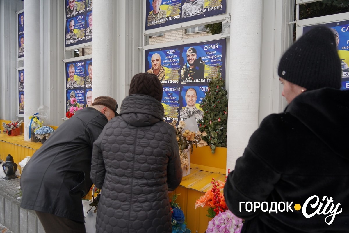 Рідні Артема Гончарука у Стели Пам'яті.