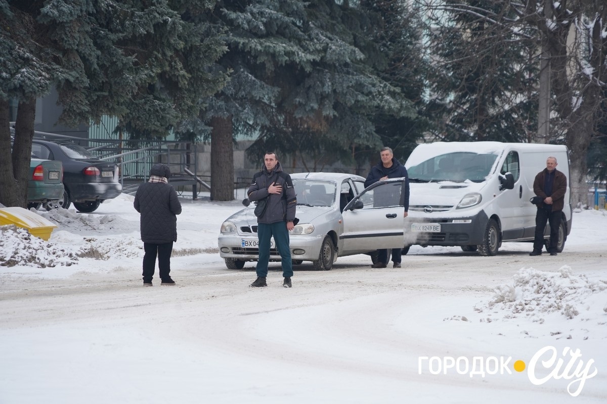 Коло зі свічок та дим єдності: у Городку вкотре нагадали про зниклих воїнів