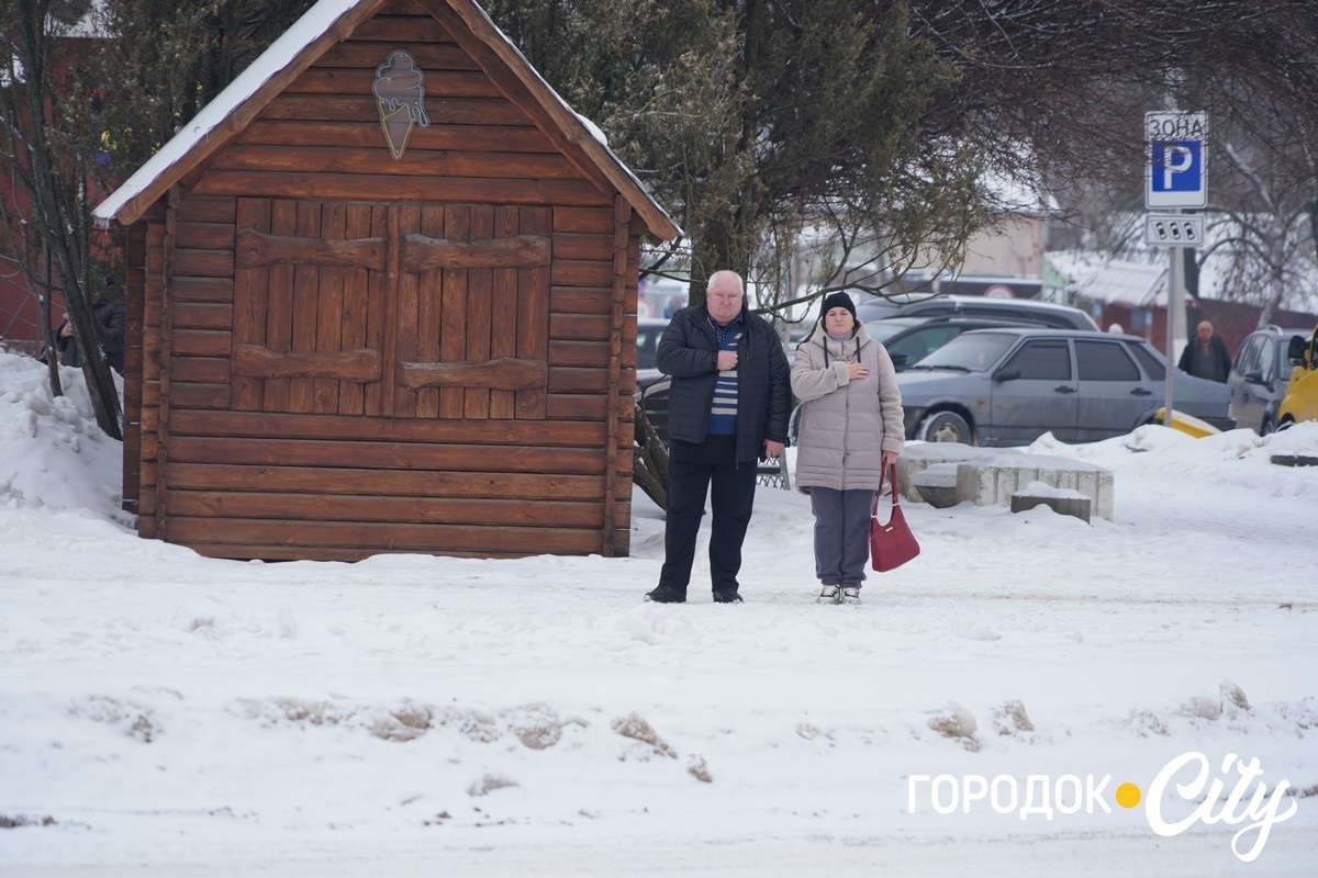 Коло зі свічок та дим єдності: у Городку вкотре нагадали про зниклих воїнів