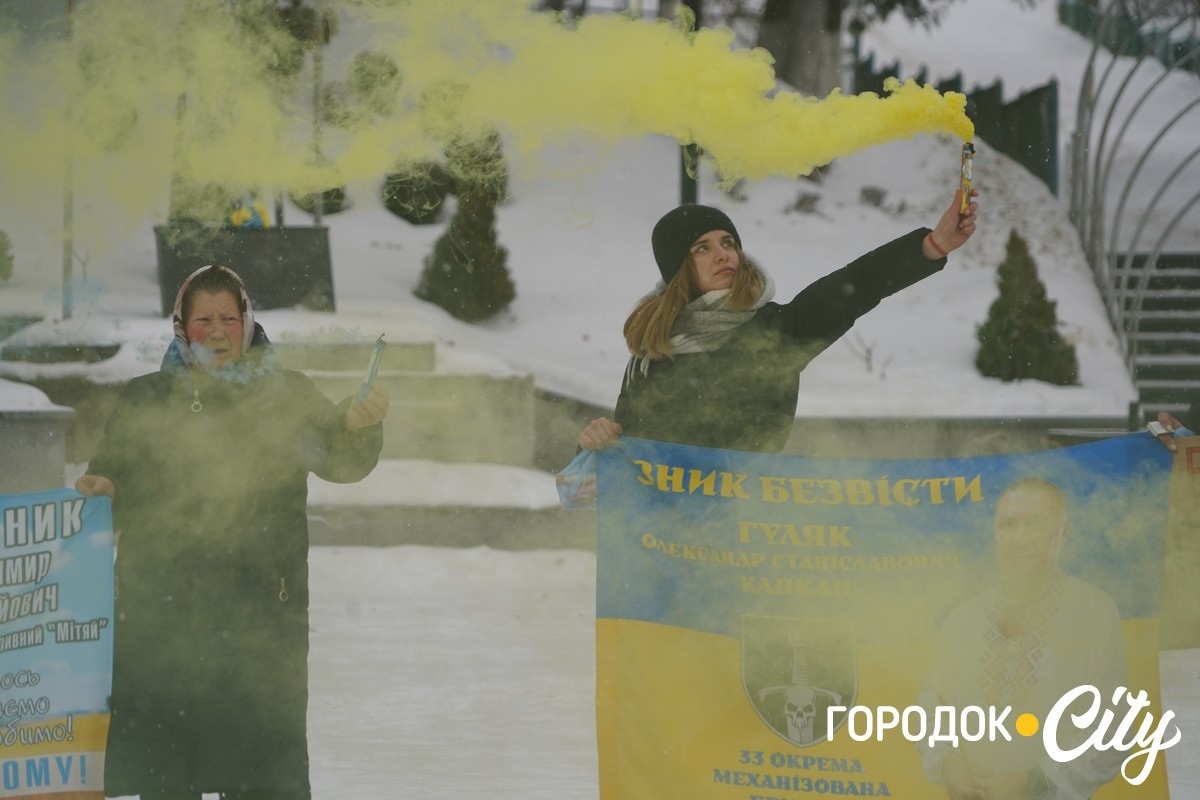 Коло зі свічок та дим єдності: у Городку вкотре нагадали про зниклих воїнів