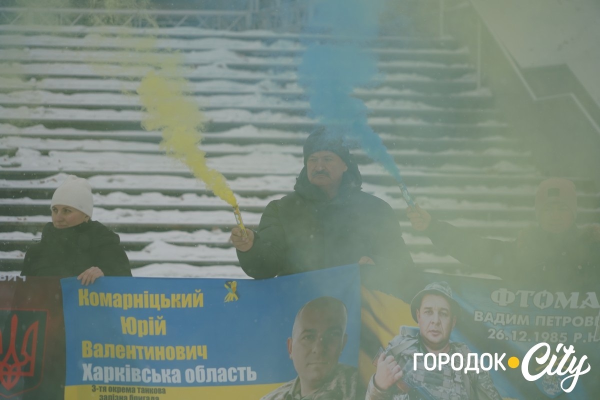 Коло зі свічок та дим єдності: у Городку вкотре нагадали про зниклих воїнів