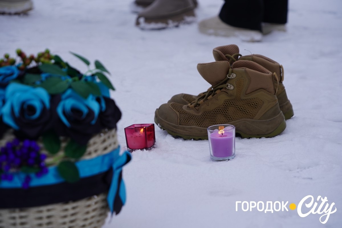 Коло зі свічок та дим єдності: у Городку вкотре нагадали про зниклих воїнів