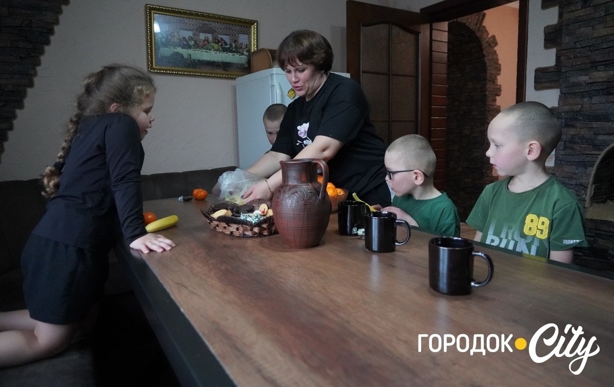 Знімальна група в гостях у родини Вовнянків.