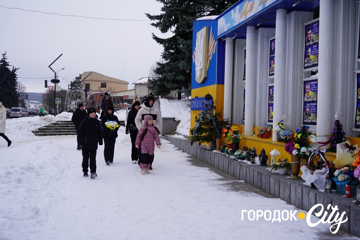 Дружина Юлія разом із синами покладають квіти до Стели пам’яті «Це моє небо. Це моя земля».