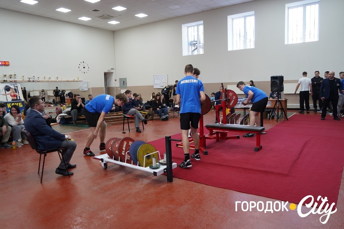 З любов’ю до спорту: у День закоханих у Городку відбулися обласні змагання з пауерліфтингу