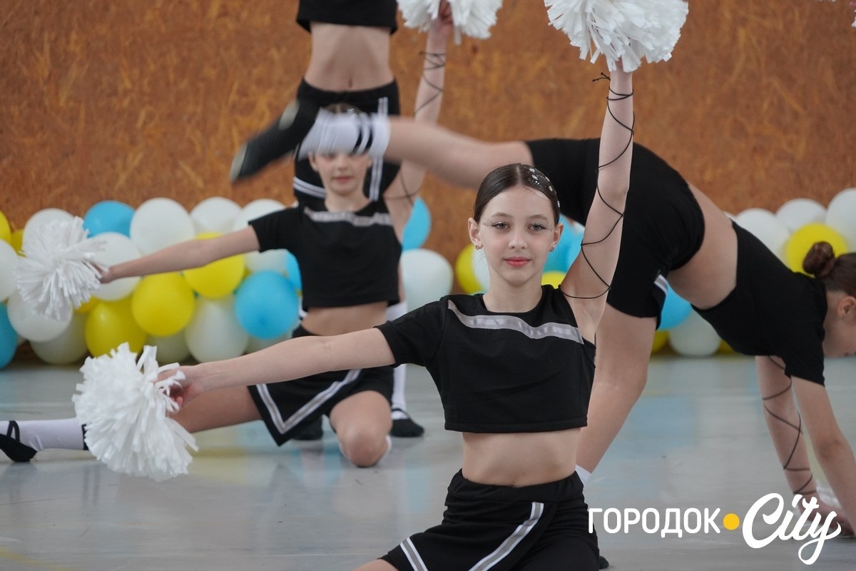 Спортивне свято: у Городку обрали черлідерок для участі в обласних змаганнях «Пліч-о-пліч»