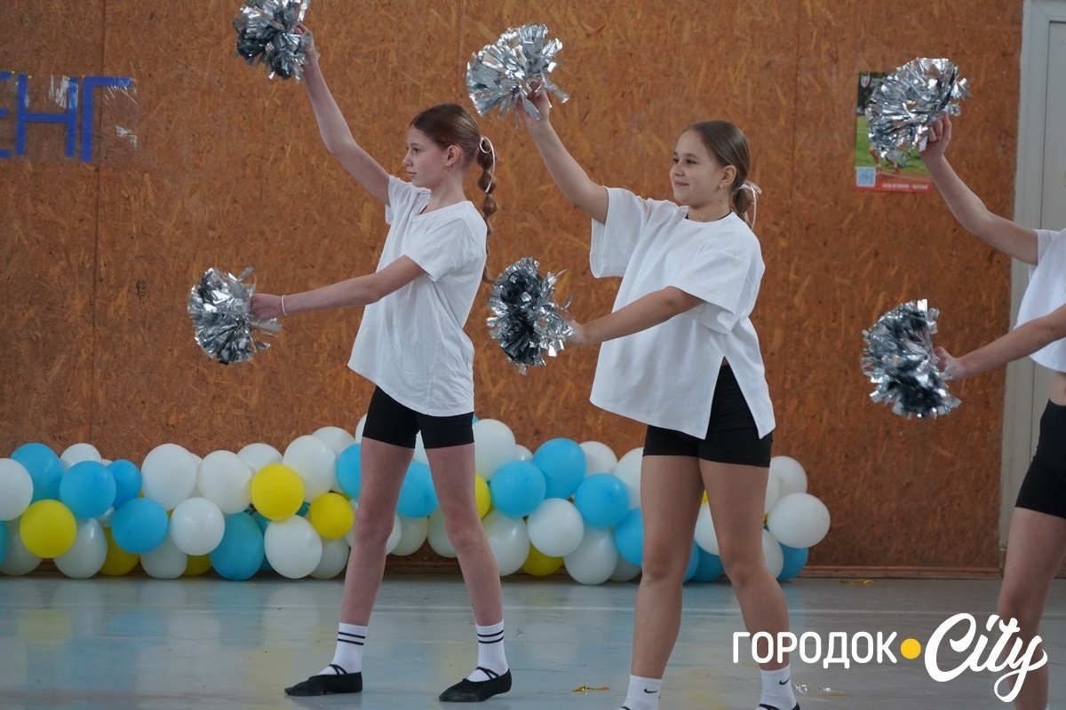 Спортивне свято: у Городку обрали черлідерок для участі в обласних змаганнях «Пліч-о-пліч»