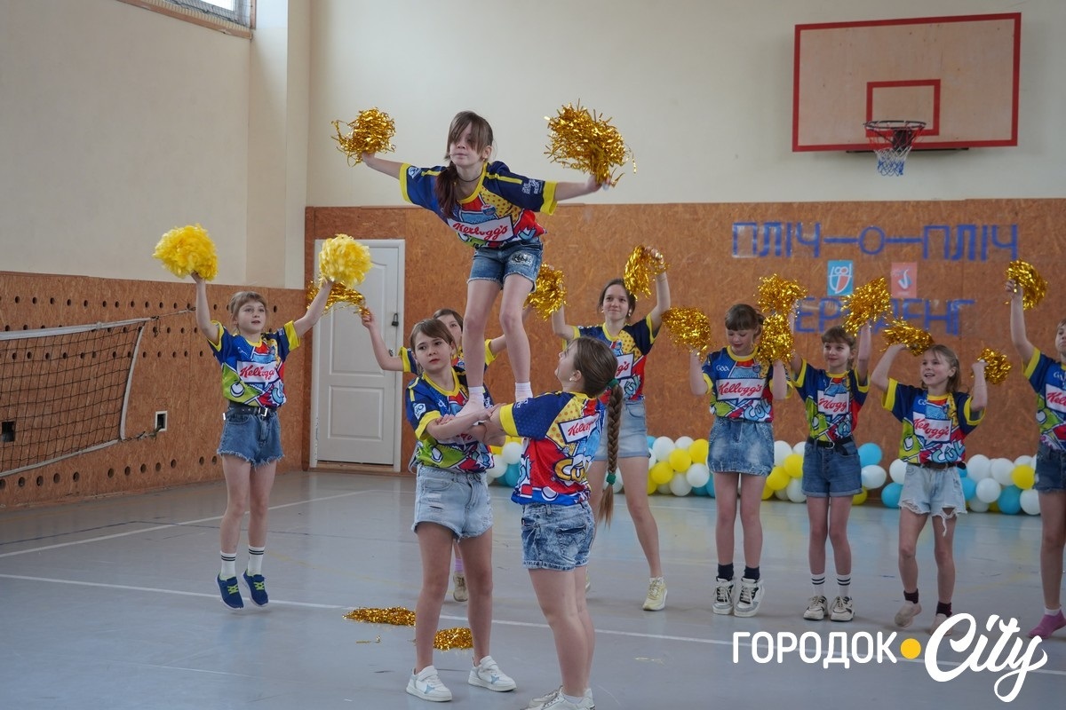 Спортивне свято: у Городку обрали черлідерок для участі в обласних змаганнях «Пліч-о-пліч»