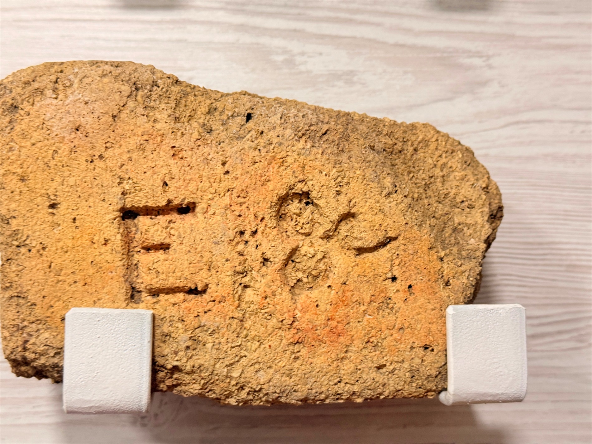 «Кожна цеглина — це окрема книга»: як старовинні будматеріали розповідають історію Городка і країни