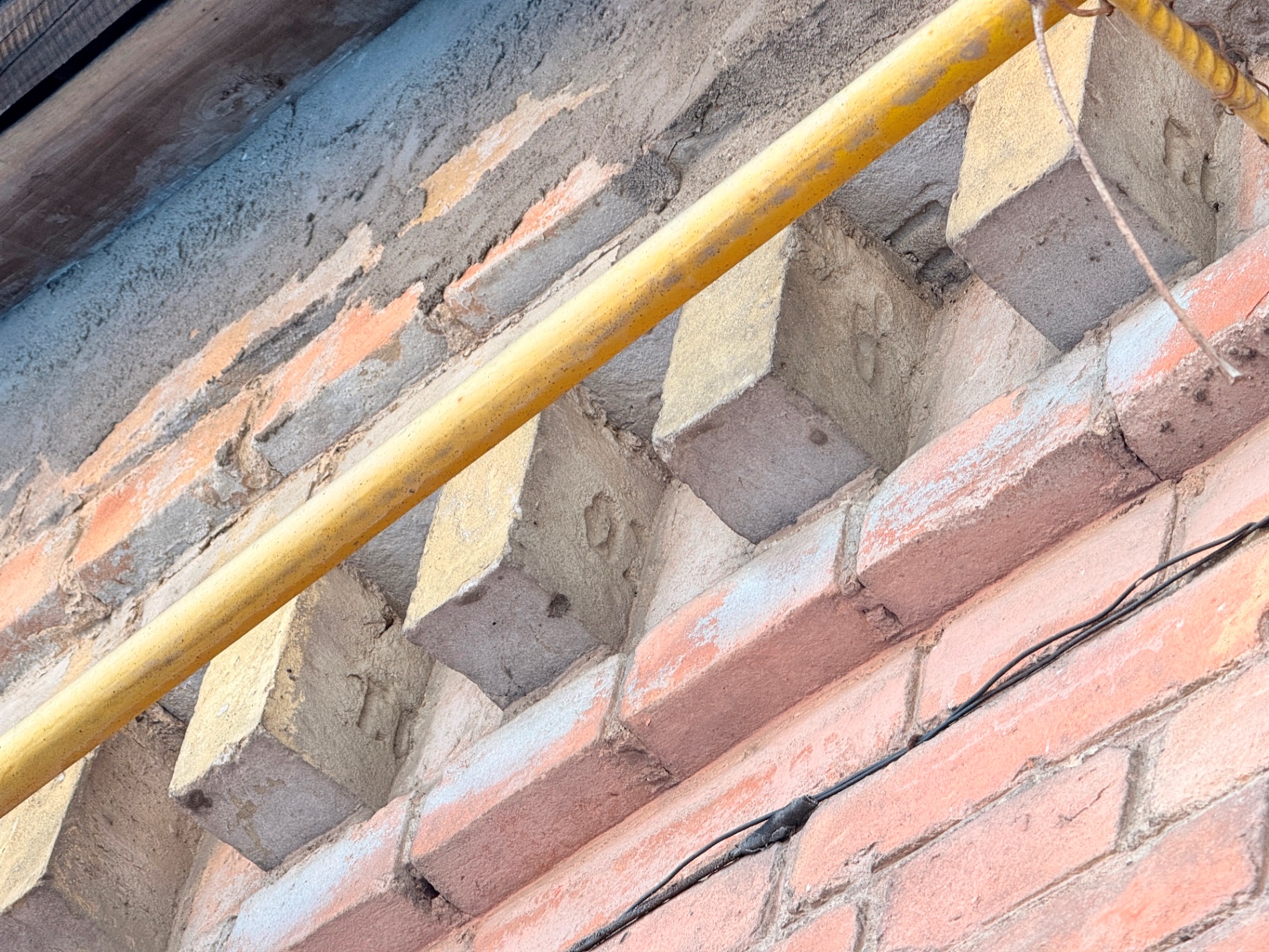 «Кожна цеглина — це окрема книга»: як старовинні будматеріали розповідають історію Городка і країни