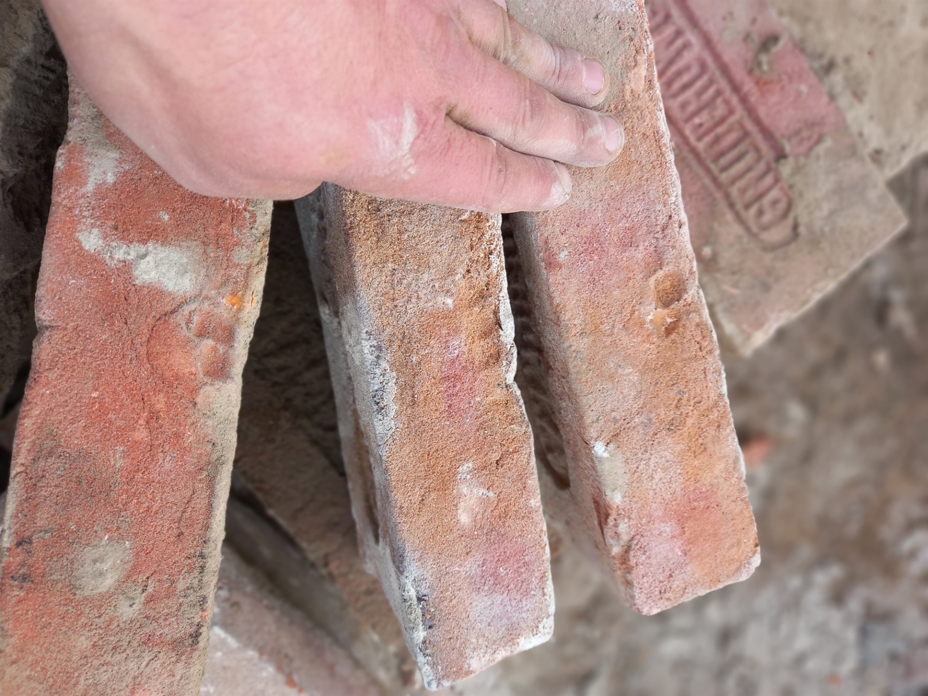 «Кожна цеглина — це окрема книга»: як старовинні будматеріали розповідають історію Городка і країни