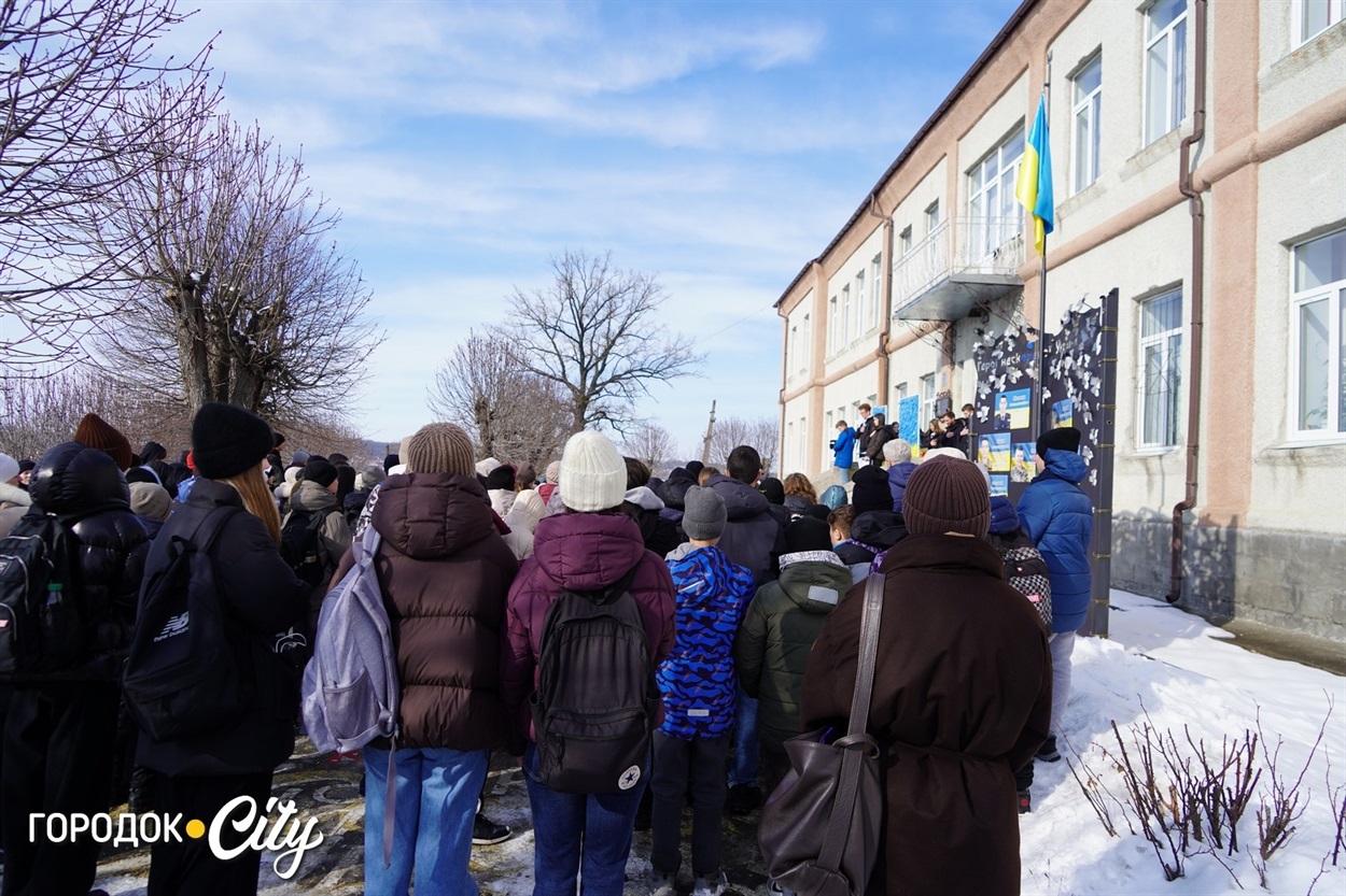 Ангели пам’яті: Городоцький ліцей №1 вшанував перших полеглих битви, що триває