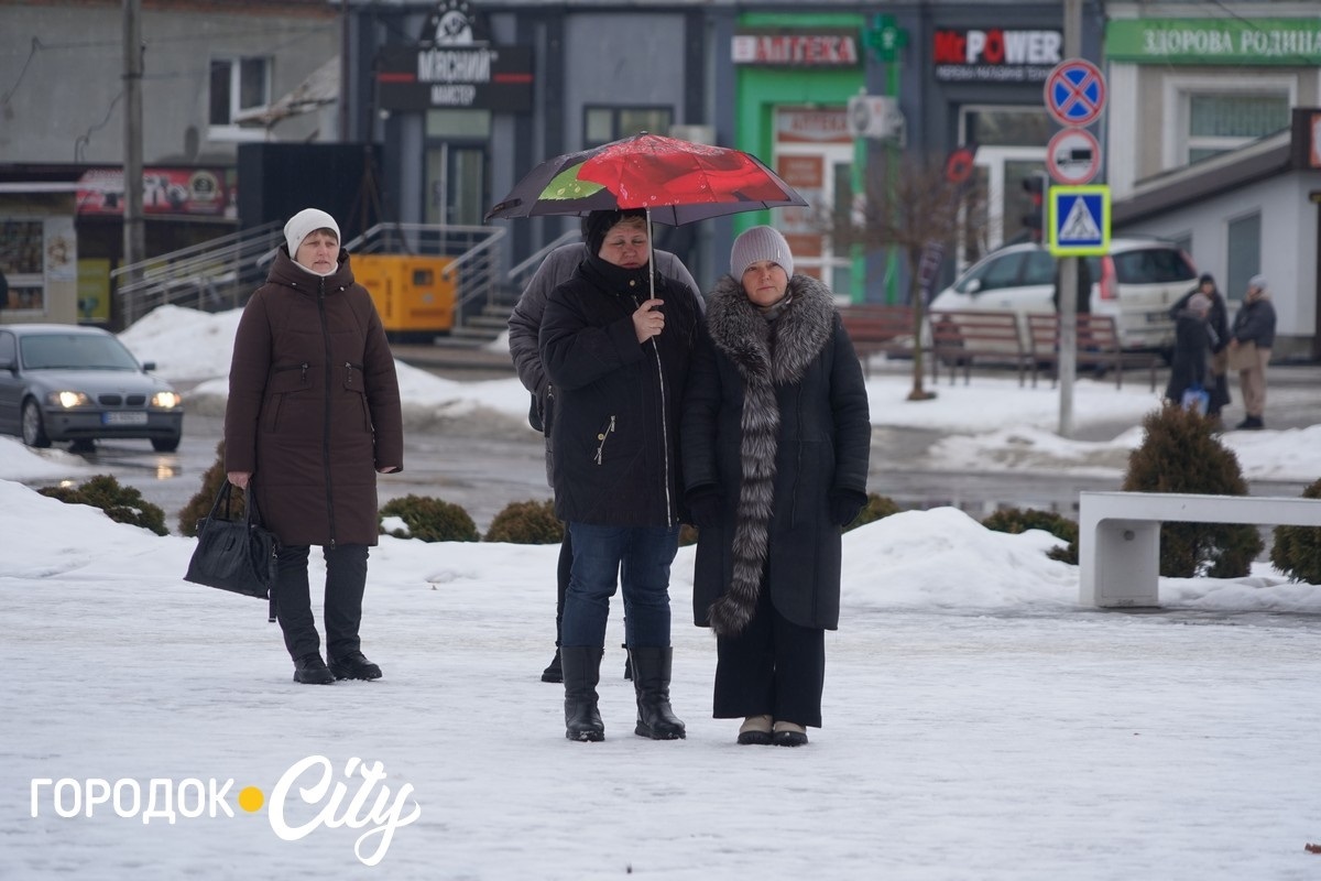 Пройшов пекло обстрілів, а загинув в автокатастрофі: у Городку вшанували памʼять Валерія Дереша