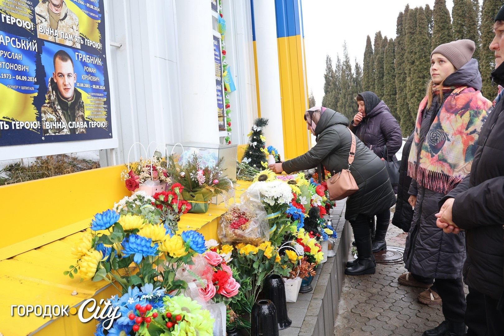 За кожним прізвищем — розбите серце матері, дружини чи дитини: Городок згадав усіх, хто тримає небо