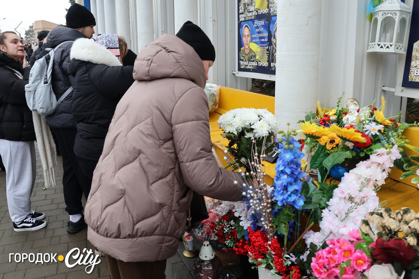 За кожним прізвищем — розбите серце матері, дружини чи дитини: Городок згадав усіх, хто тримає небо