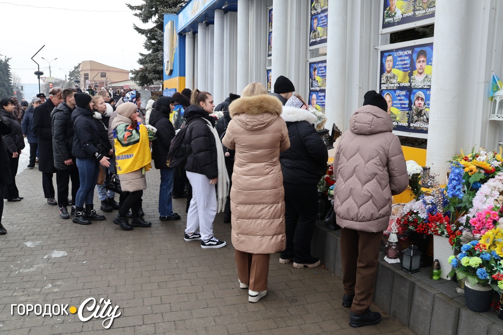 За кожним прізвищем — розбите серце матері, дружини чи дитини: Городок згадав усіх, хто тримає небо