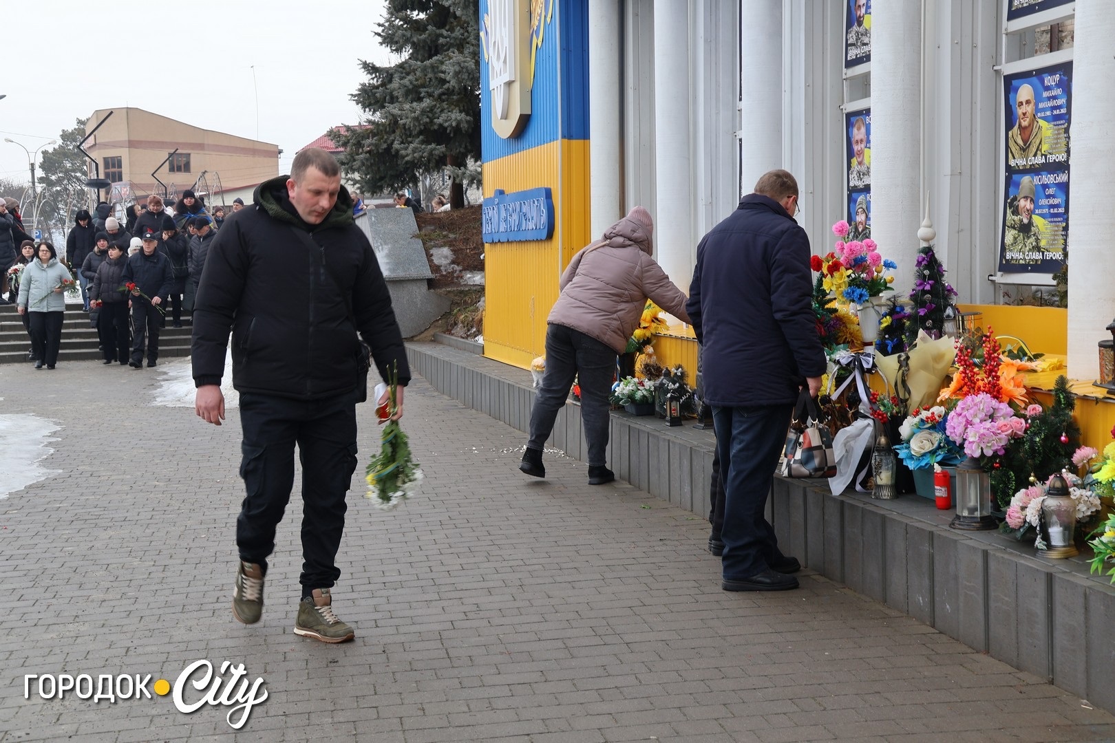 За кожним прізвищем — розбите серце матері, дружини чи дитини: Городок згадав усіх, хто тримає небо