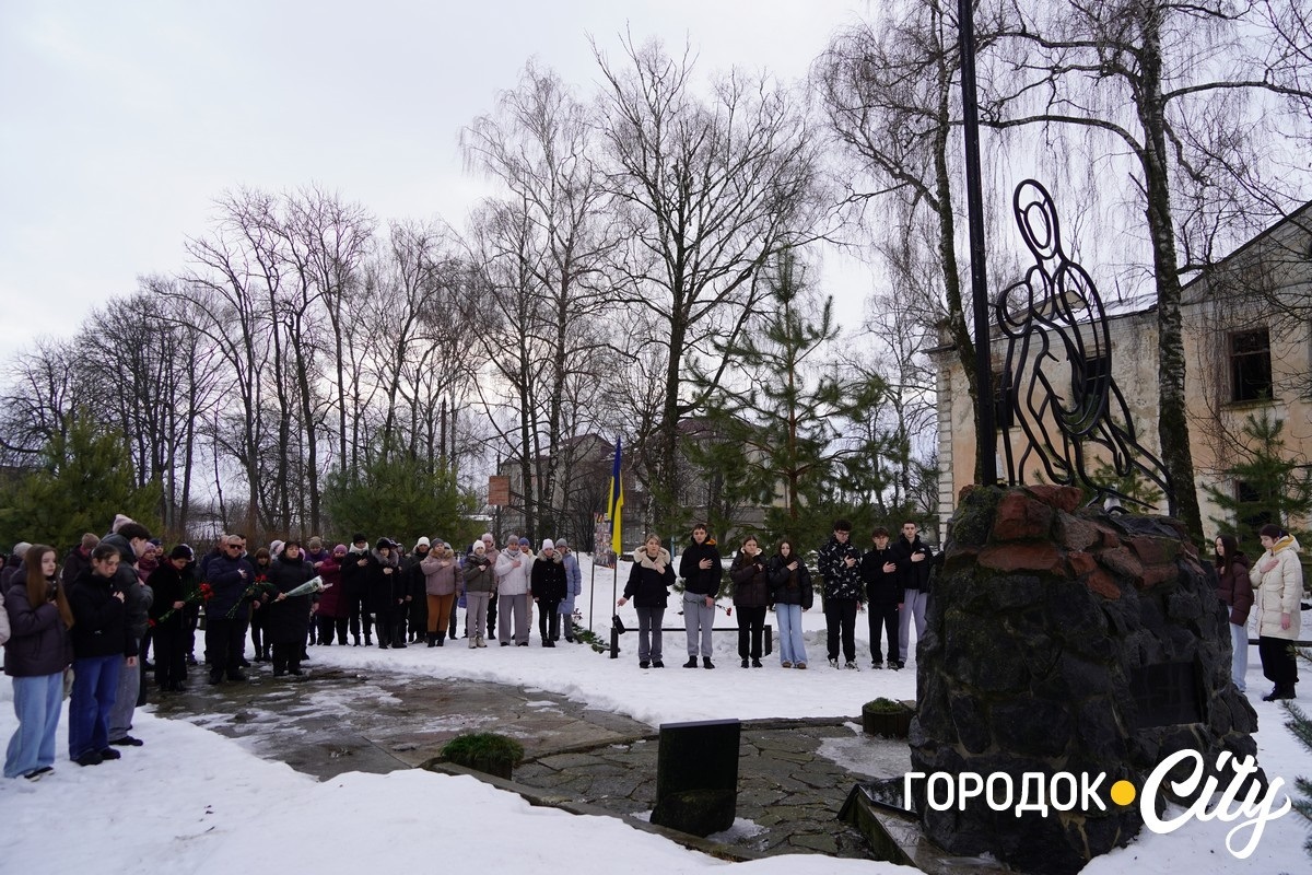 За кожним прізвищем — розбите серце матері, дружини чи дитини: Городок згадав усіх, хто тримає небо