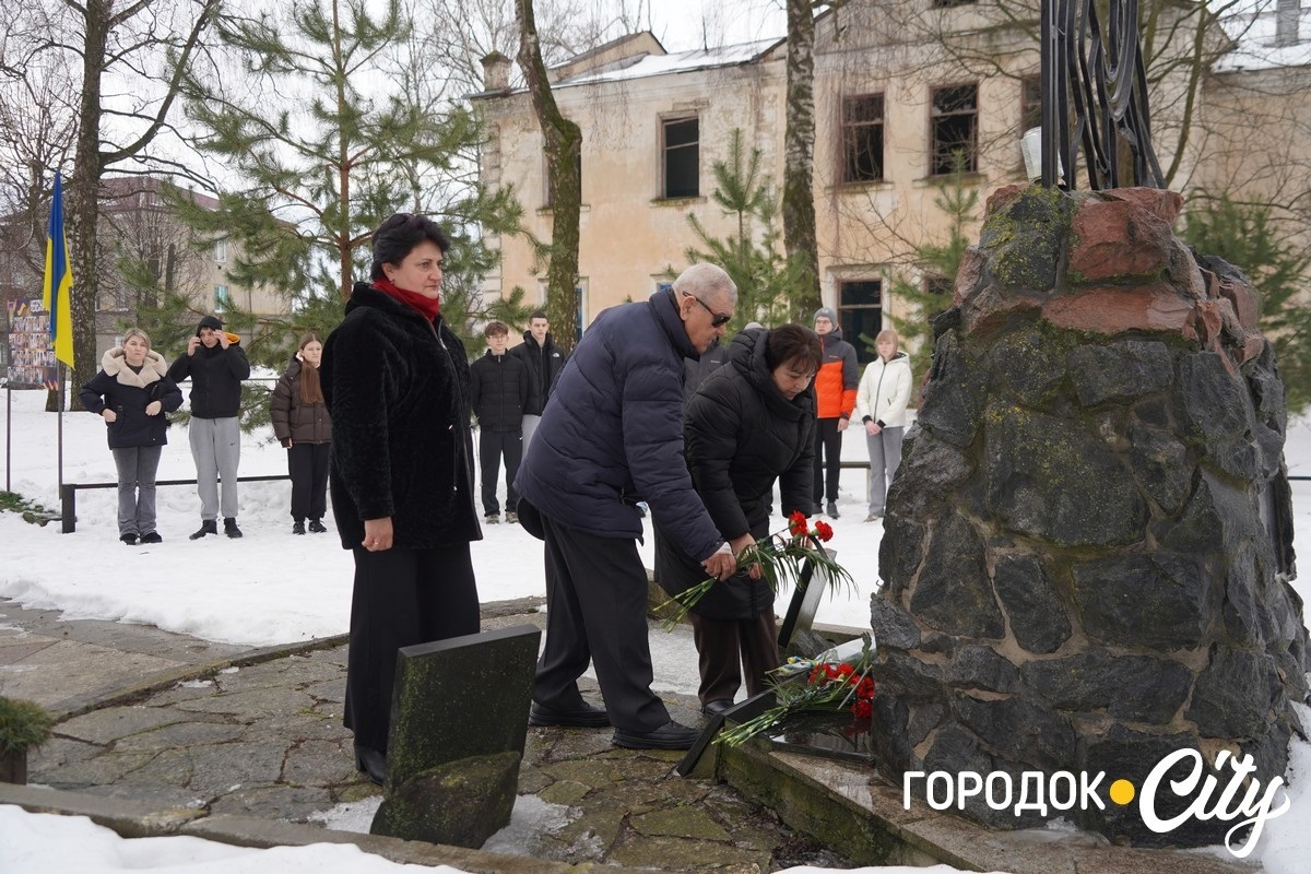 За кожним прізвищем — розбите серце матері, дружини чи дитини: Городок згадав усіх, хто тримає небо